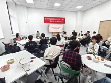 一群人在餐厅用餐描述已自动生成 一群人在餐厅用餐描述已自动生成