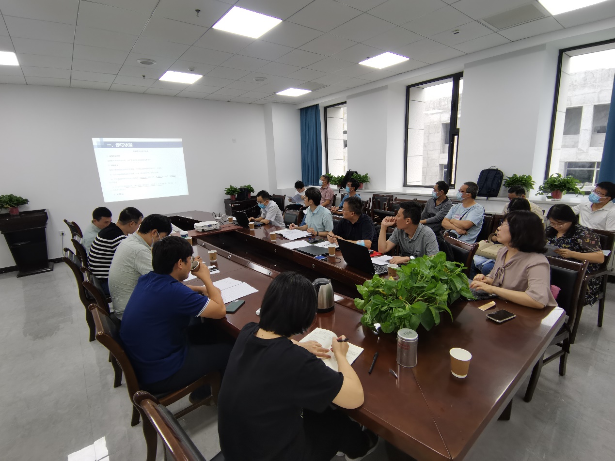 会议室里的人们描述已自动生成 会议室里的人们描述已自动生成