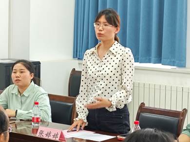 男人和女人在切蛋糕低可信度描述已自动生成 男人和女人在切蛋糕低可信度描述已自动生成