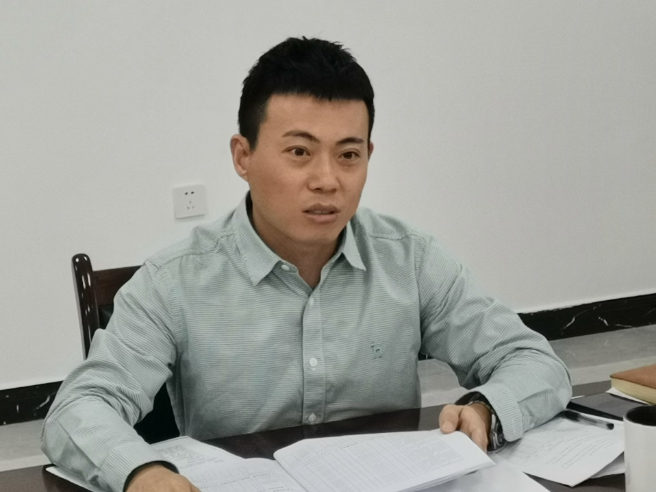 桌子前的人中度可信度描述已自动生成 桌子前的人中度可信度描述已自动生成