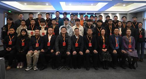 一群人站在一起合影描述已自动生成 一群人站在一起合影描述已自动生成