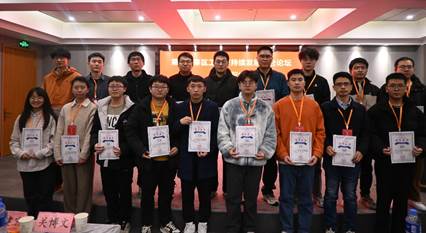 一群人站在一起合影描述已自动生成 一群人站在一起合影描述已自动生成