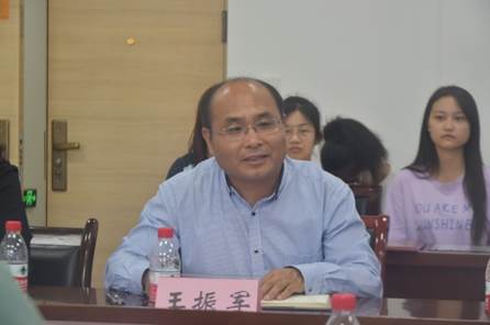 一些人在桌子前描述已自动生成 一些人在桌子前描述已自动生成