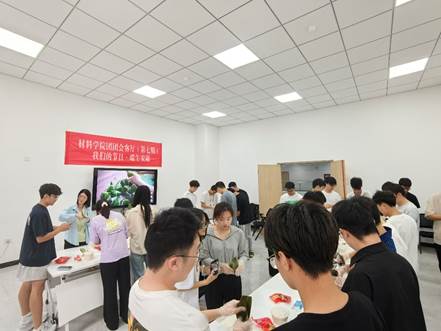 一群人在房间里描述已自动生成 一群人在房间里描述已自动生成