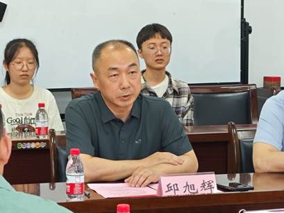 一群人坐在桌子前描述已自动生成 一群人坐在桌子前描述已自动生成